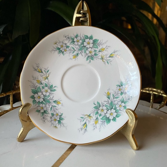 1960’s Pair of Queen Anne 8564 Floral Teacups + Saucers - Vintage Bone China Set - Picture 10 of 11